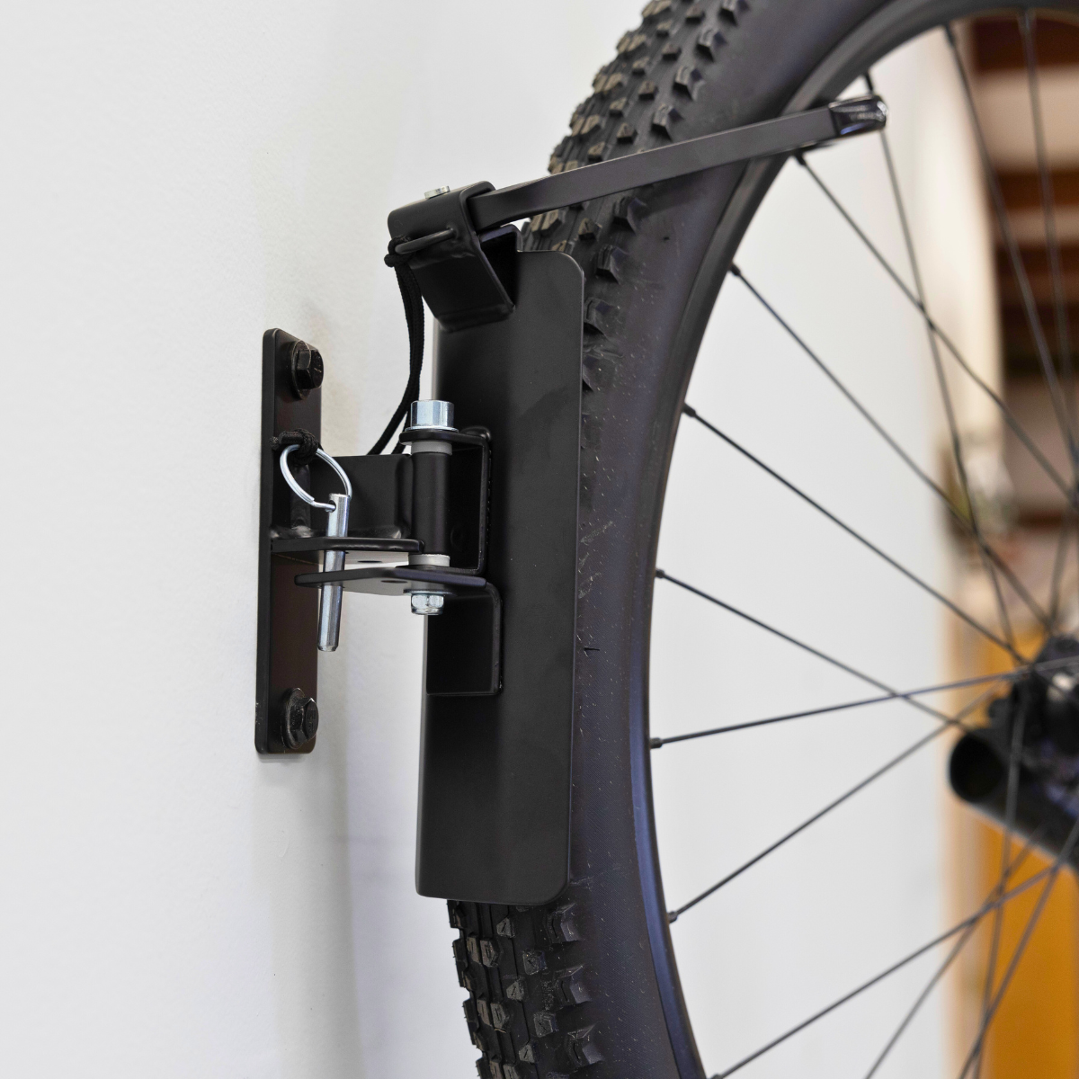 Close-up of the swivel hook holding a tire