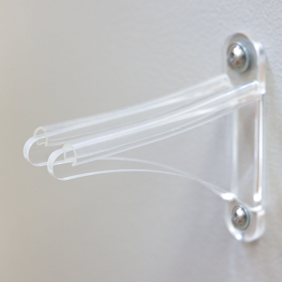 Close-up of the clear acrylic Summit ski hanger