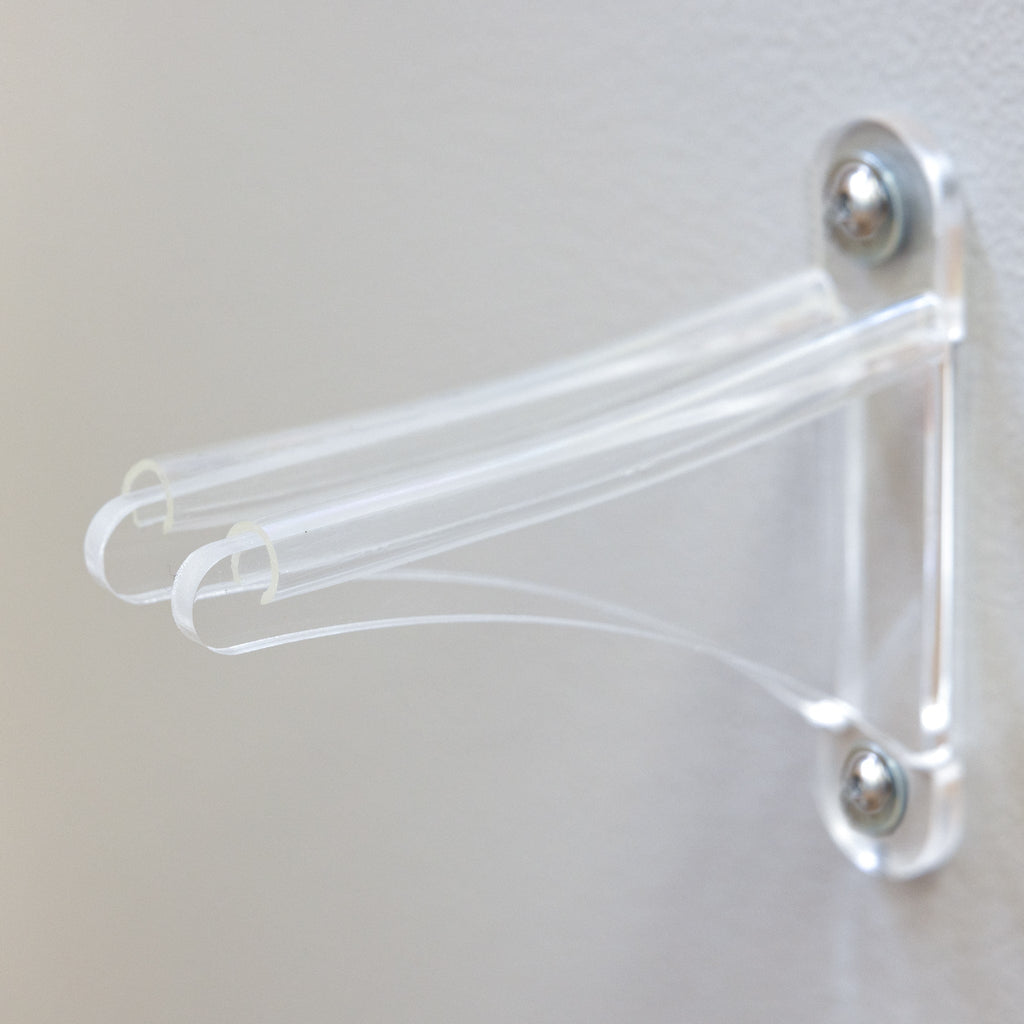 Close-up of the clear acrylic Summit ski hanger